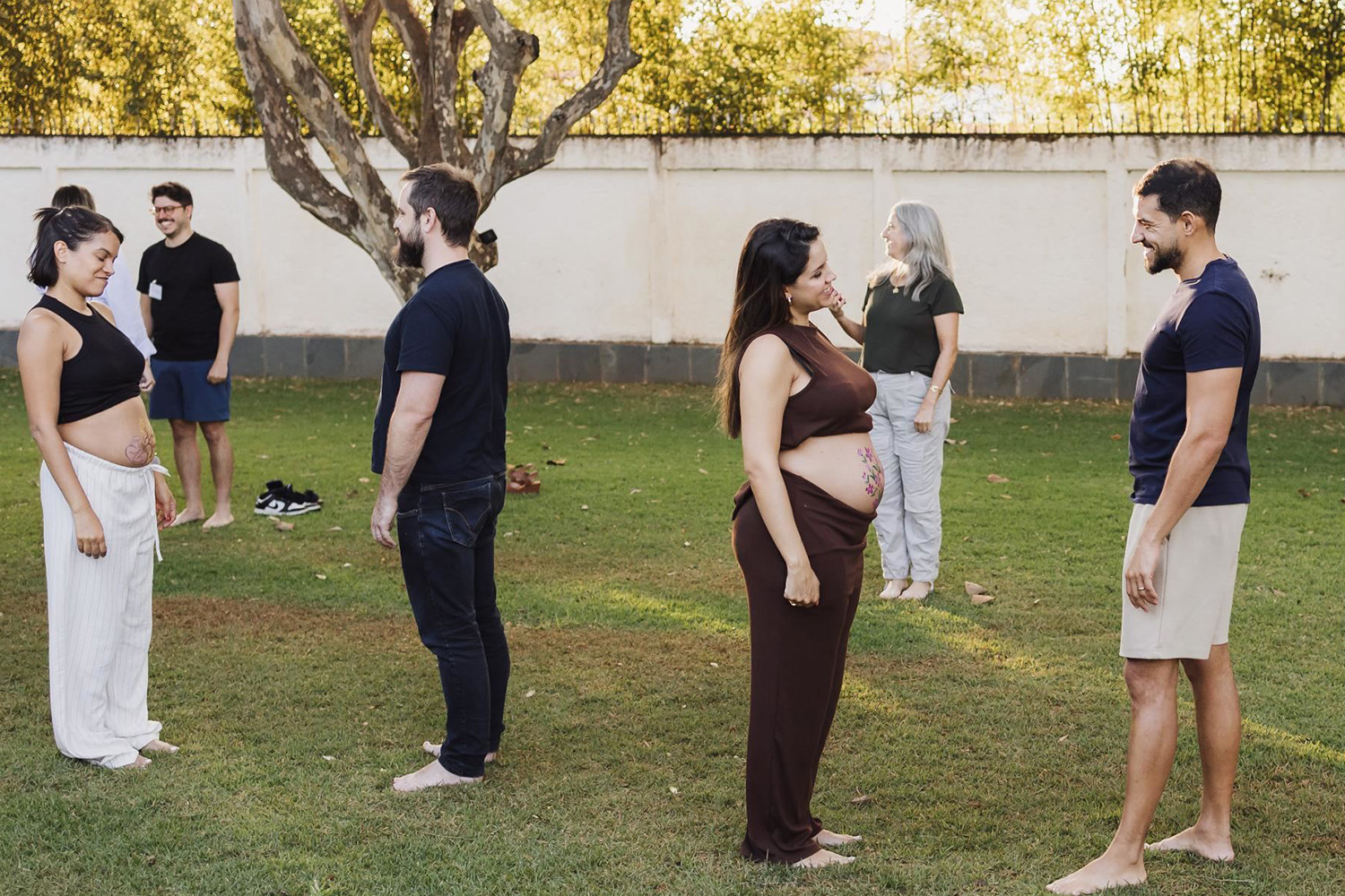 Grupo de gestantes em sessão ao ar livre